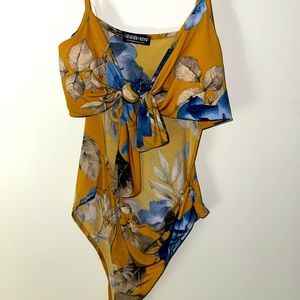 Floral body suit with stomach opening fashion nova size m